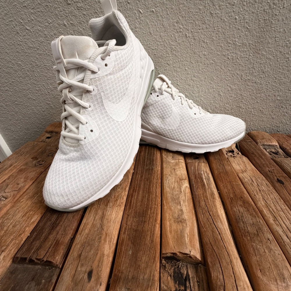 Nike Air Max Motion LW SE Size 12 White Running Shoes 833662-110